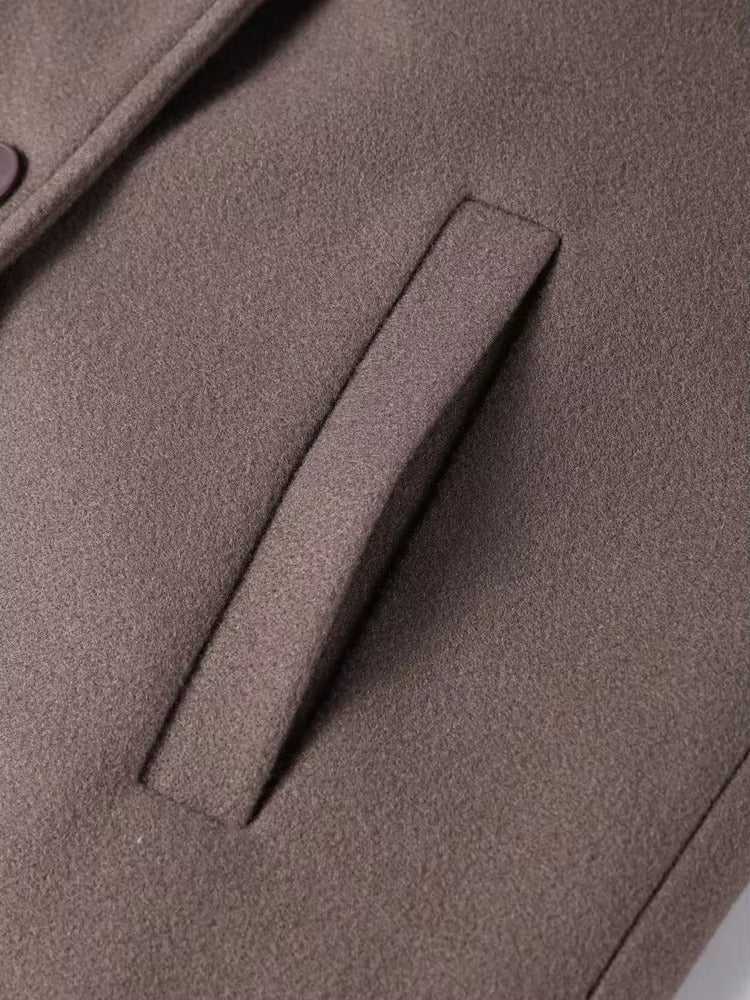 Długa damska kurtka o luźnym kroju i szerokim klapie - J&B; - 12 - Livia-Moda