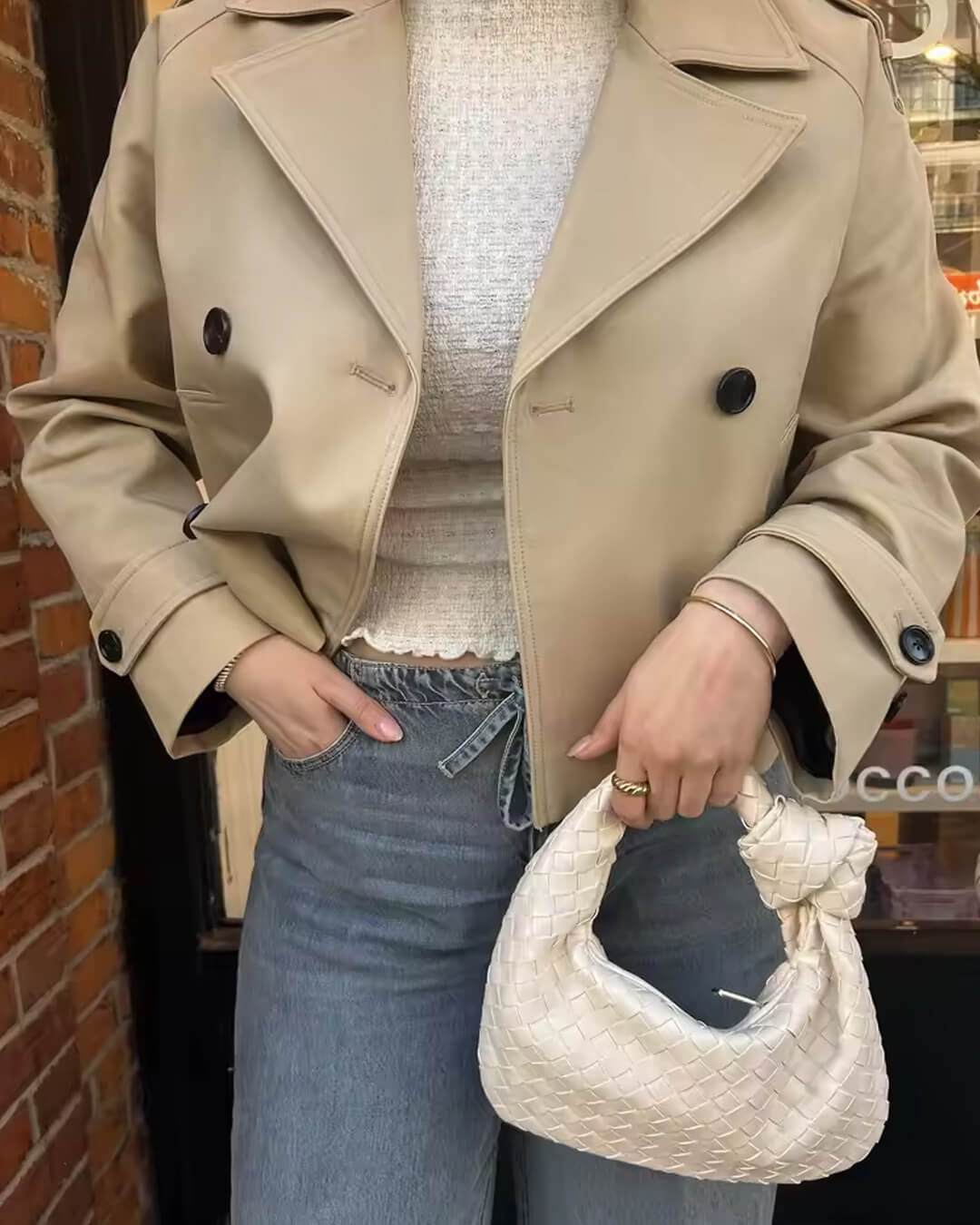 Krótka damska kurtka z dwurzędowym zapięciem i paskiem - J&B; - 4 - Livia-Moda