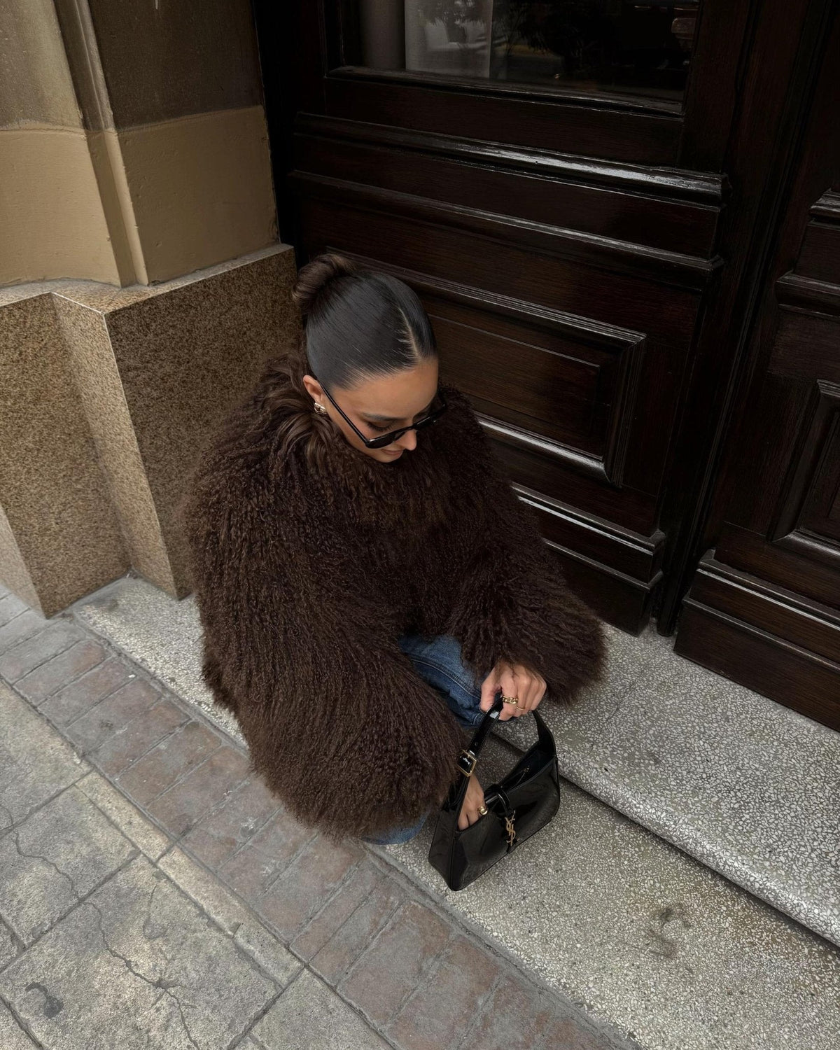 Damska kurtka ze sztucznego futra w stylu oversize z wysokim kołnierzem i miękkim krojem - J&B; - 7 - Livia-Moda