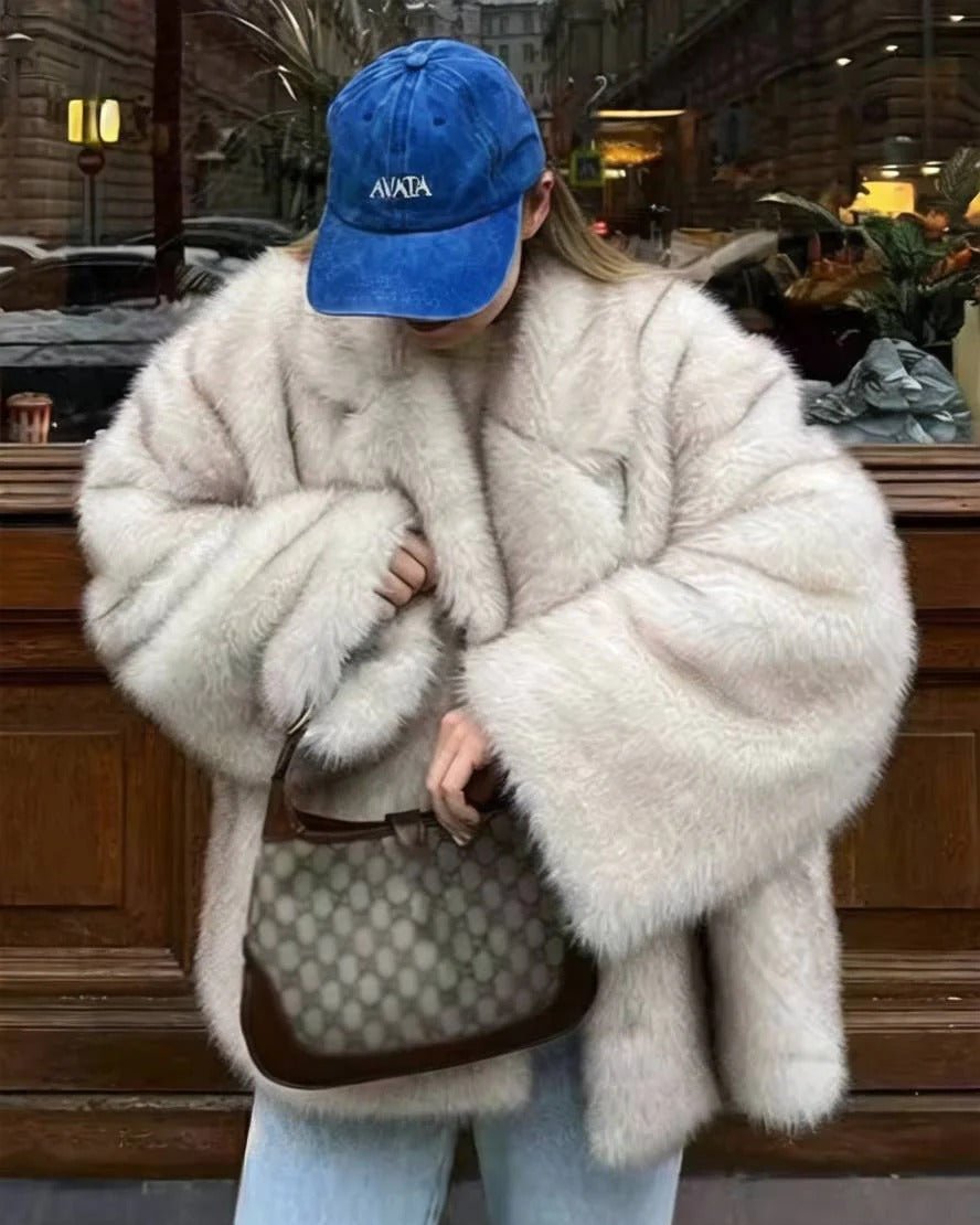 Damska kurtka ze sztucznego futra w stylu oversize o miękkiej fakturze - J&B; - 4 - Livia-Moda