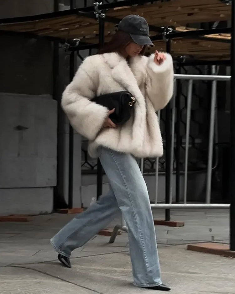 Damska kurtka ze sztucznego futra w stylu oversize o miękkiej fakturze - J&B; - 9 - Livia-Moda