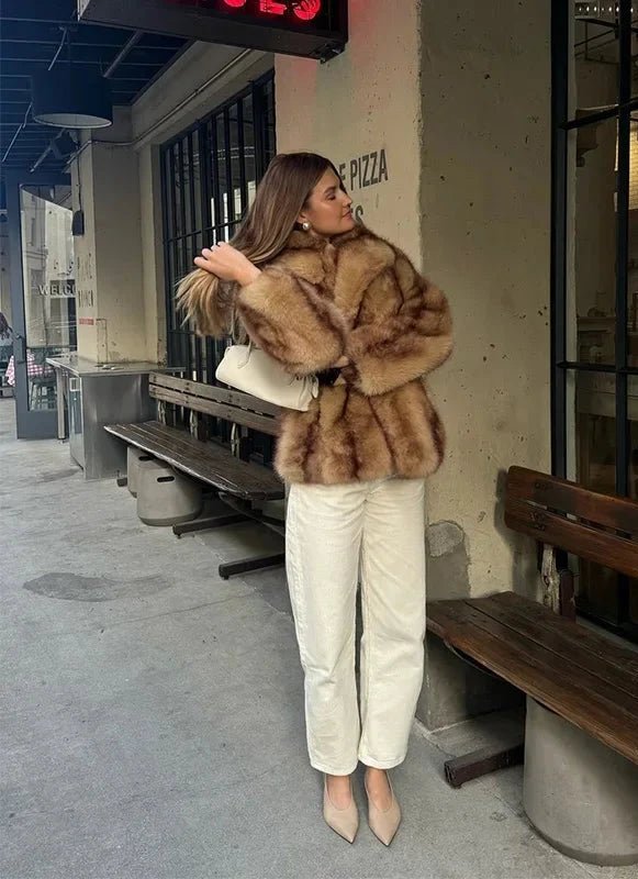 Damska kurtka ze sztucznego futra o otwartej sylwetce i puszystej fakturze - J&B; - 6 - Livia-Moda
