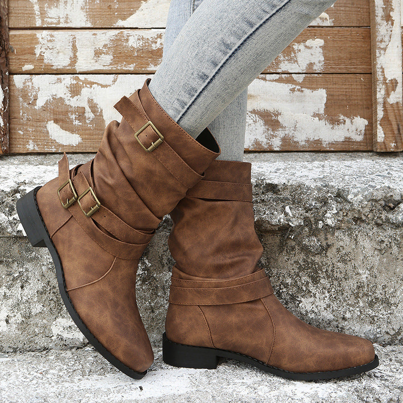Damskie buty na niskim obcasie z eleganckimi klamrami - J&B; - 1 - Livia-Moda
