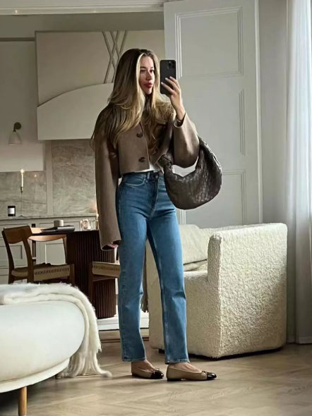 Krótka damska marynarka z zapięciem na guziki i luźnym krojem - J&B; - 4 - Livia-Moda