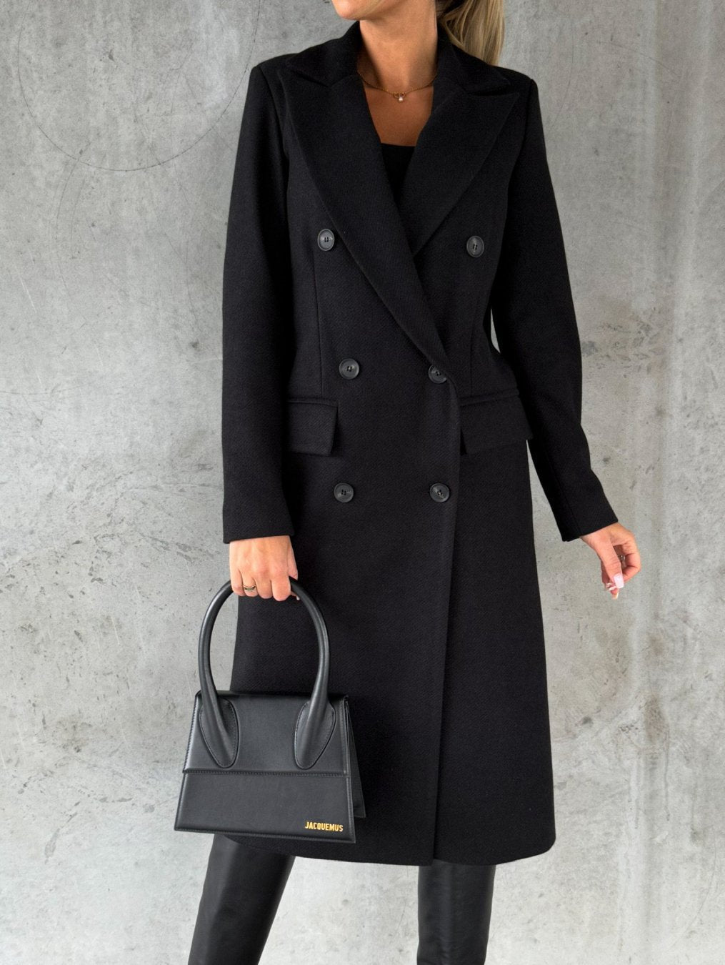 Dwurzędowy płaszcz damski z kieszeniami i eleganckim krojem - J&B; - 1 - Livia-Moda