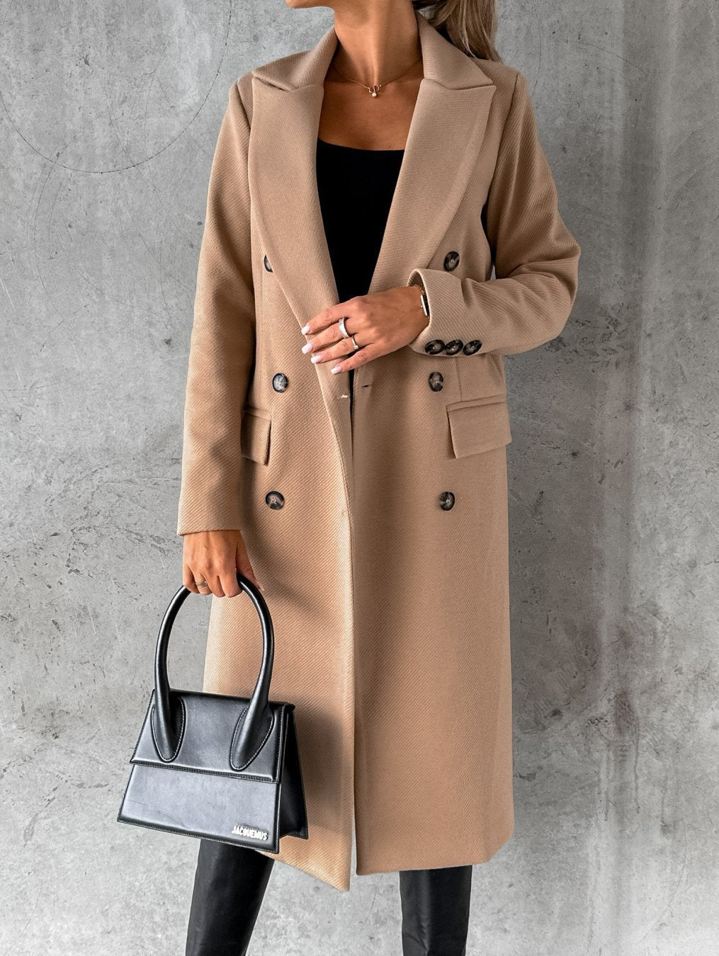 Dwurzędowy płaszcz damski z kieszeniami i eleganckim krojem - J&B; - 2 - Livia-Moda