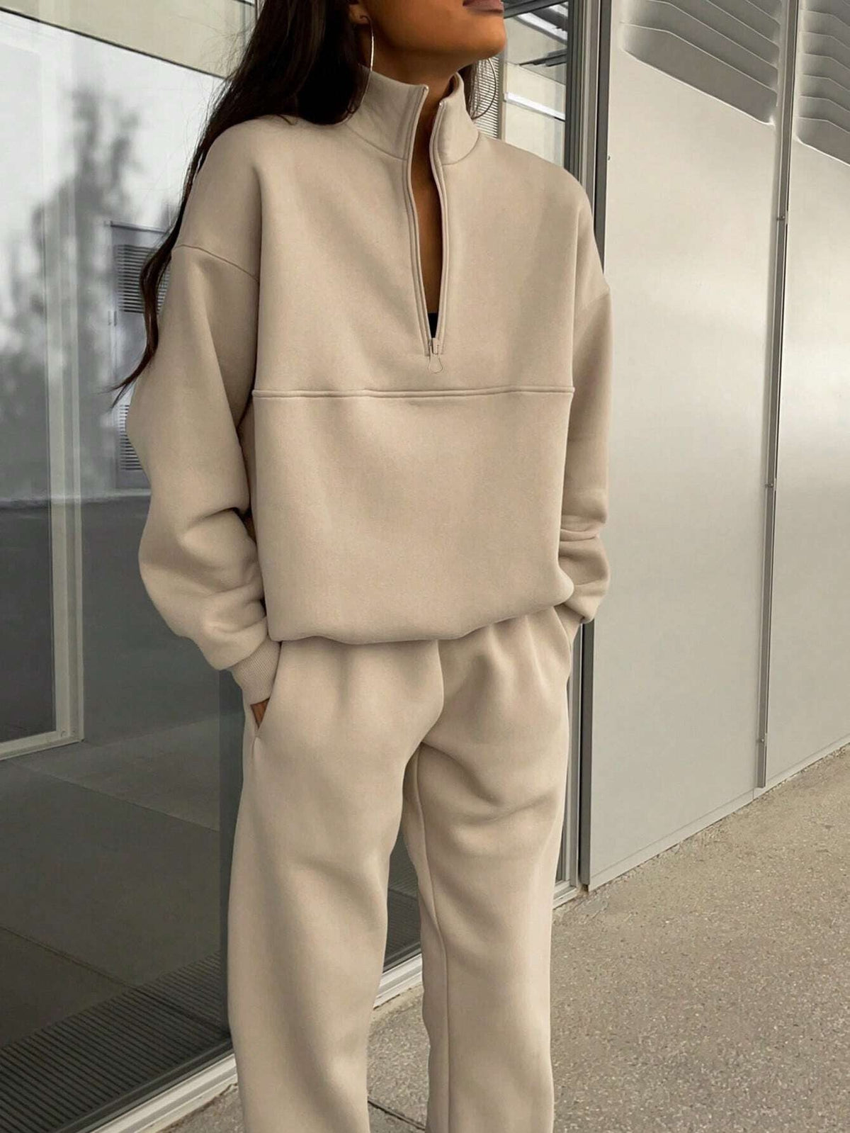 Dwuczęściowy zestaw damski z zamkiem błyskawicznym i krojem oversize - J&B; - 2 - Livia-Moda