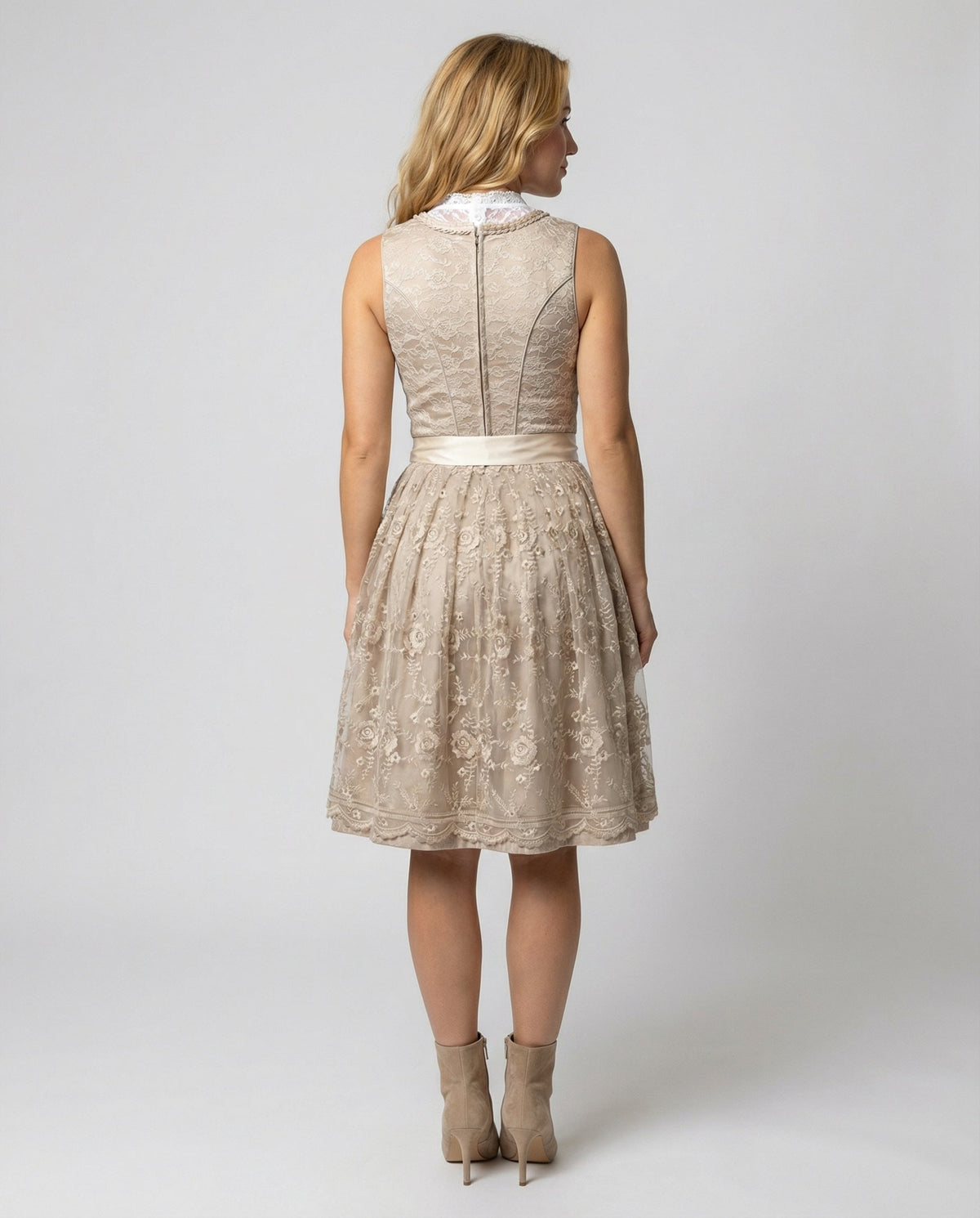 Dirndl damski z koronkowymi rękawami i kwiatowym haftem - J&B; - 3 - Livia-Moda