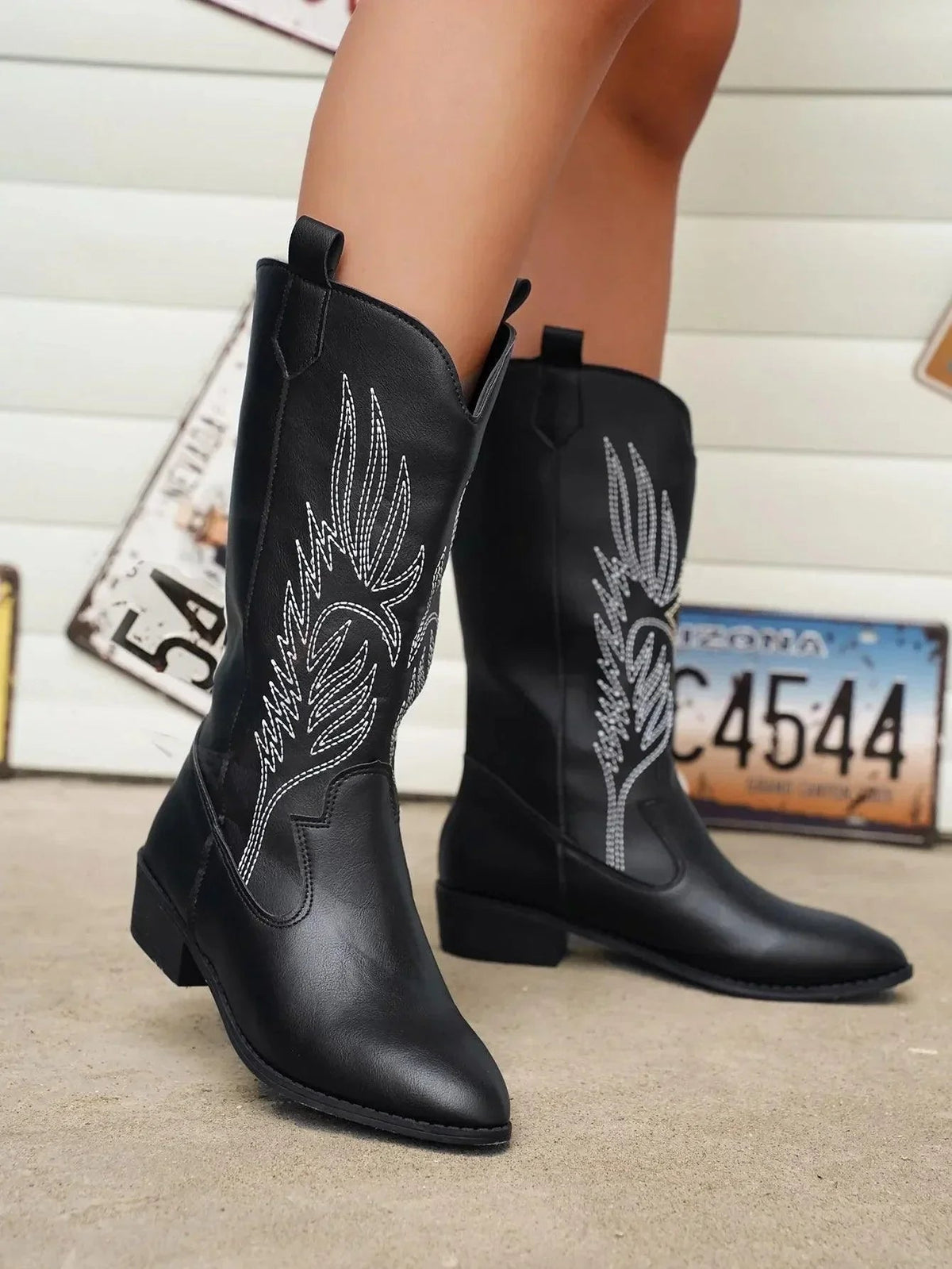 Damskie buty kowbojskie z grubym obcasem i eleganckim haftem - J&B; - 12 - Livia-Moda