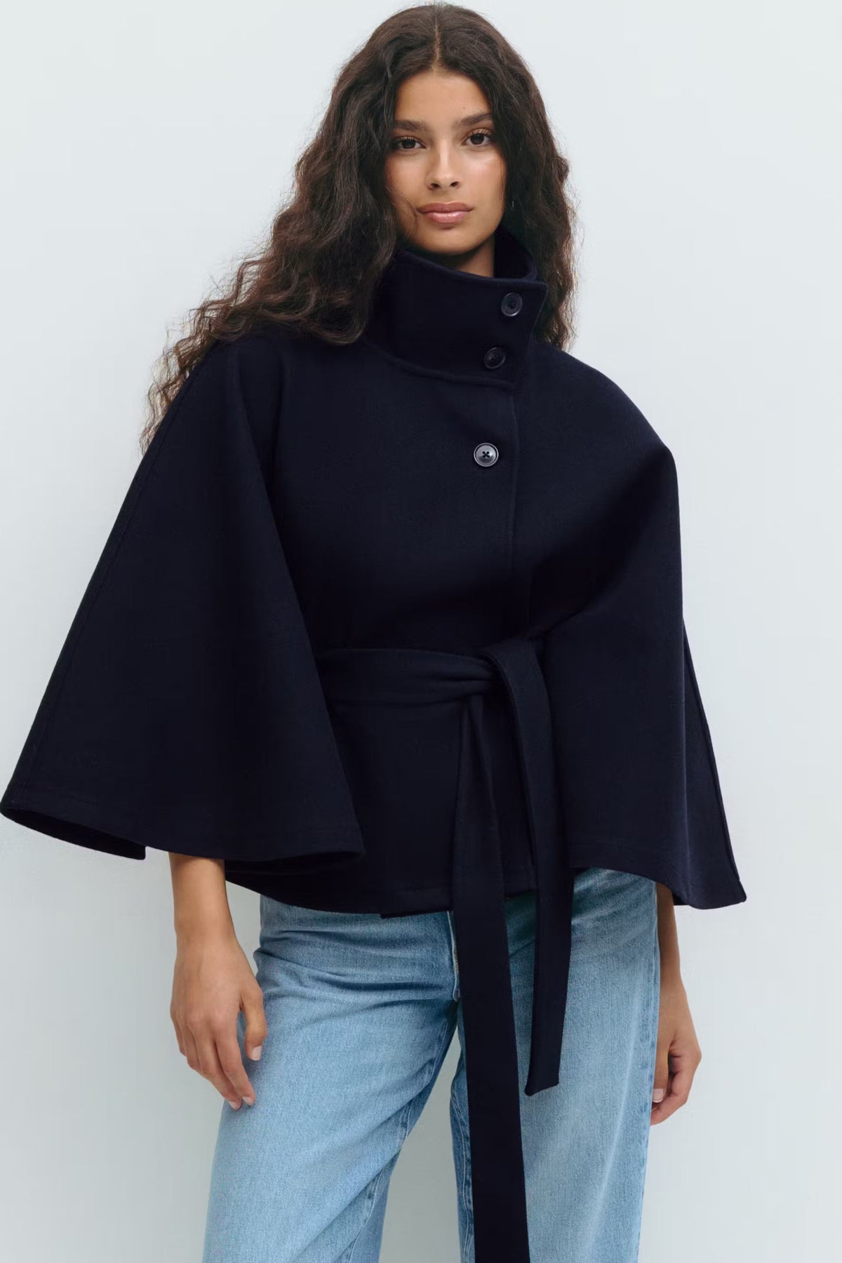 Damski płaszcz typu cape o luźnym kroju, z wysokim kołnierzem i paskiem - J&B; - 5 - Livia-Moda
