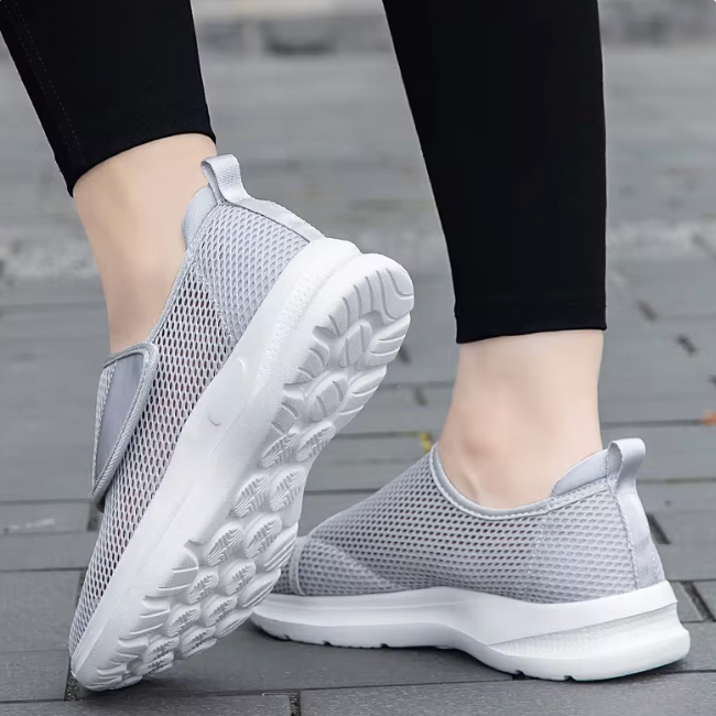 Diabetikerfreundne Slipper dla kobiet - Extra szeroka forma z regulowanym designem - J&B - 5 - Livia-Moda
