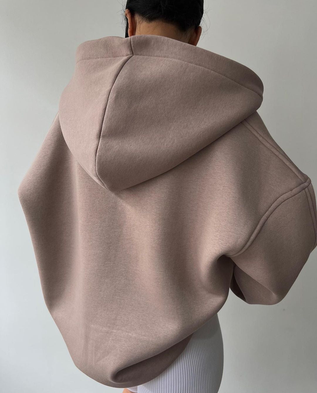 Pullover damski z kapturem i luźnym krojem | L&V - 4 - Livia-Moda