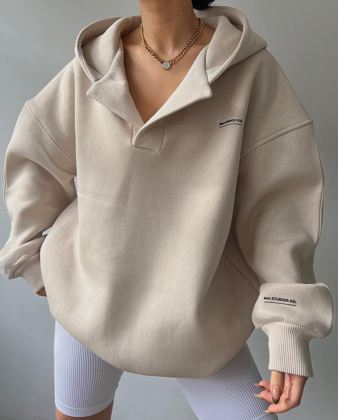 Pullover damski z kapturem i luźnym krojem | L&V - 6 - Livia-Moda
