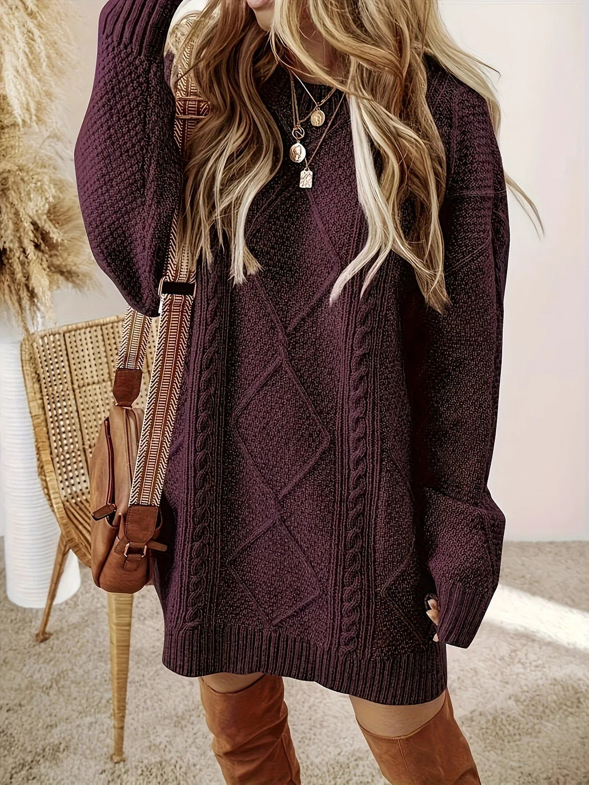 Pullover damski o luźnym kroju z dekoltem i strukturalnym wzorem | L&V - 2 - Livia-Moda
