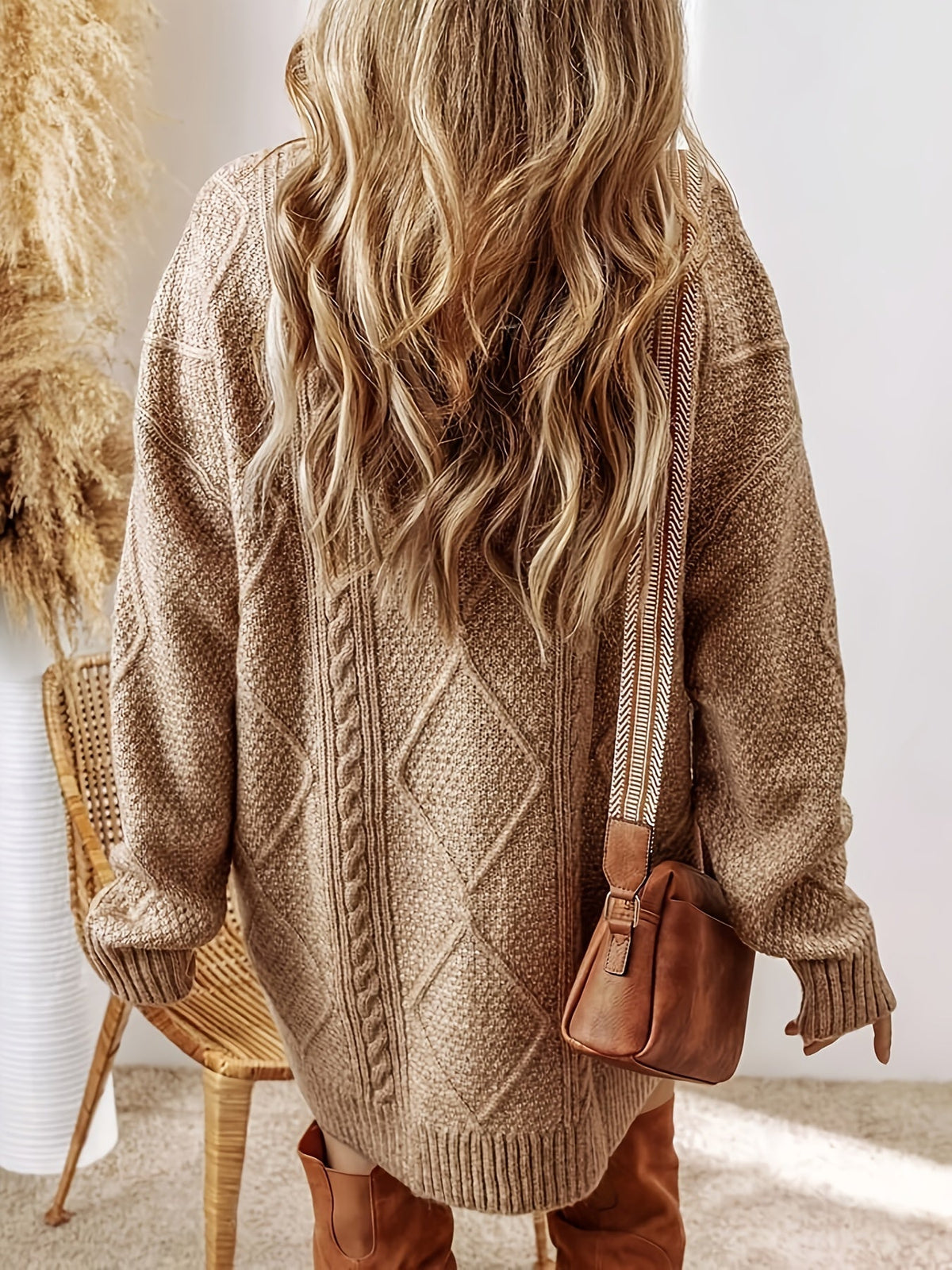 Pullover damski o luźnym kroju z dekoltem i strukturalnym wzorem | L&V - 6 - Livia-Moda