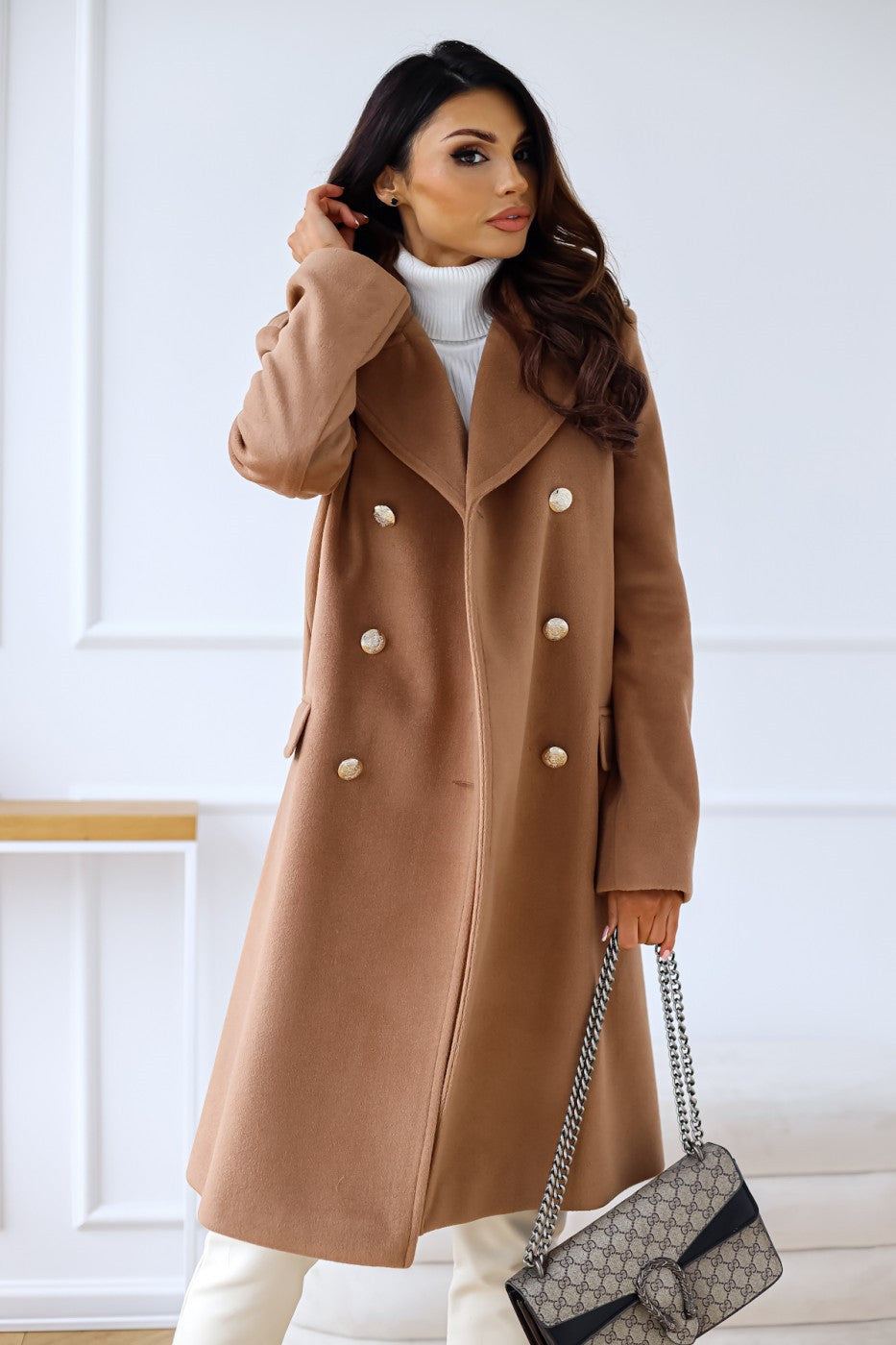 Płaszcz damski z podwójnym zapięciem i eleganckimi detalami | L&V - 2 - Livia-Moda