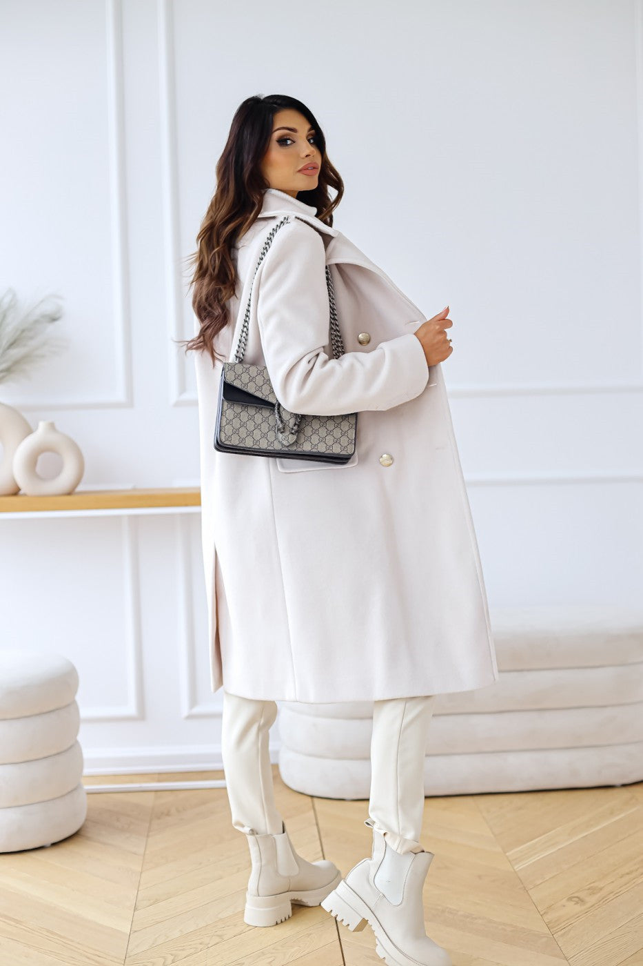 Płaszcz damski z podwójnym zapięciem i eleganckimi detalami | L&V - 16 - Livia-Moda