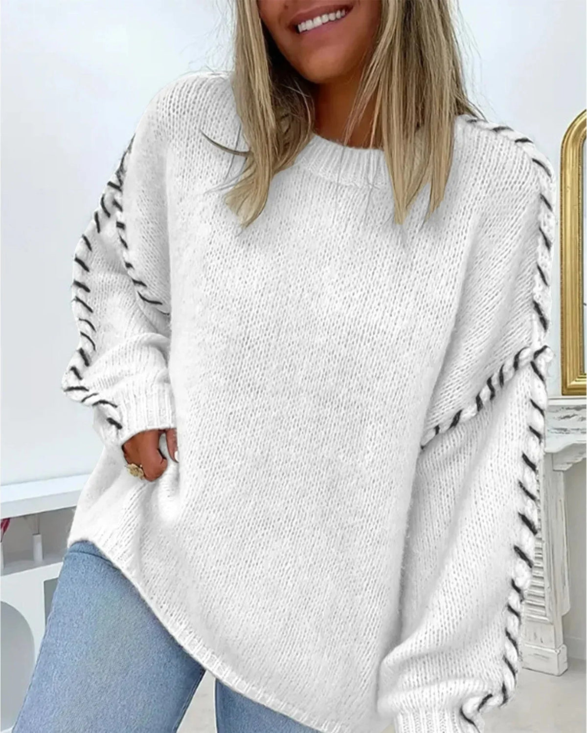 Pullover damski z luźnym krojem i kontrastowymi detalami | L&V - 3 - Livia-Moda