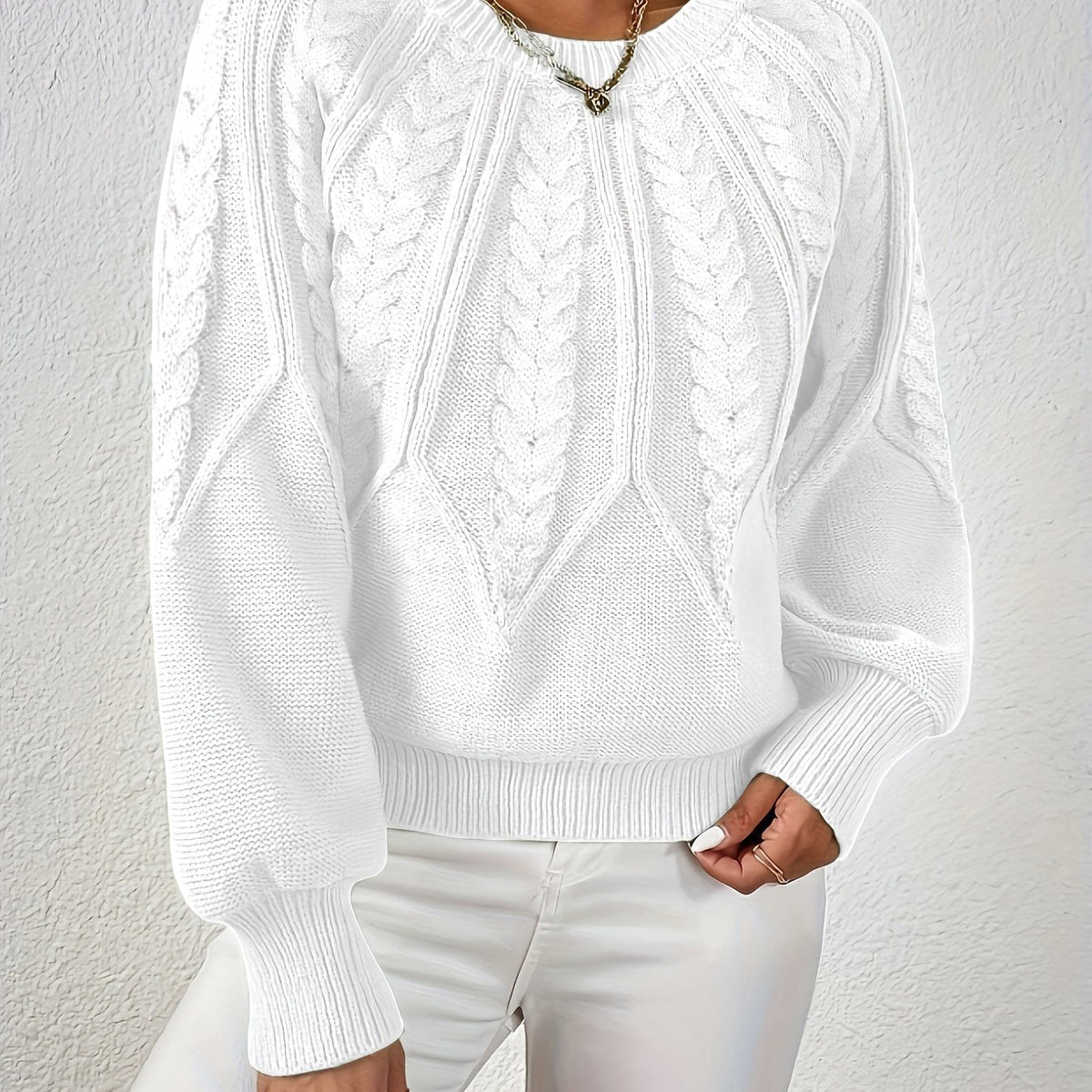 Pullover damski z luźnym krojem i dekoltem w serek | L&V - 3 - Livia-Moda