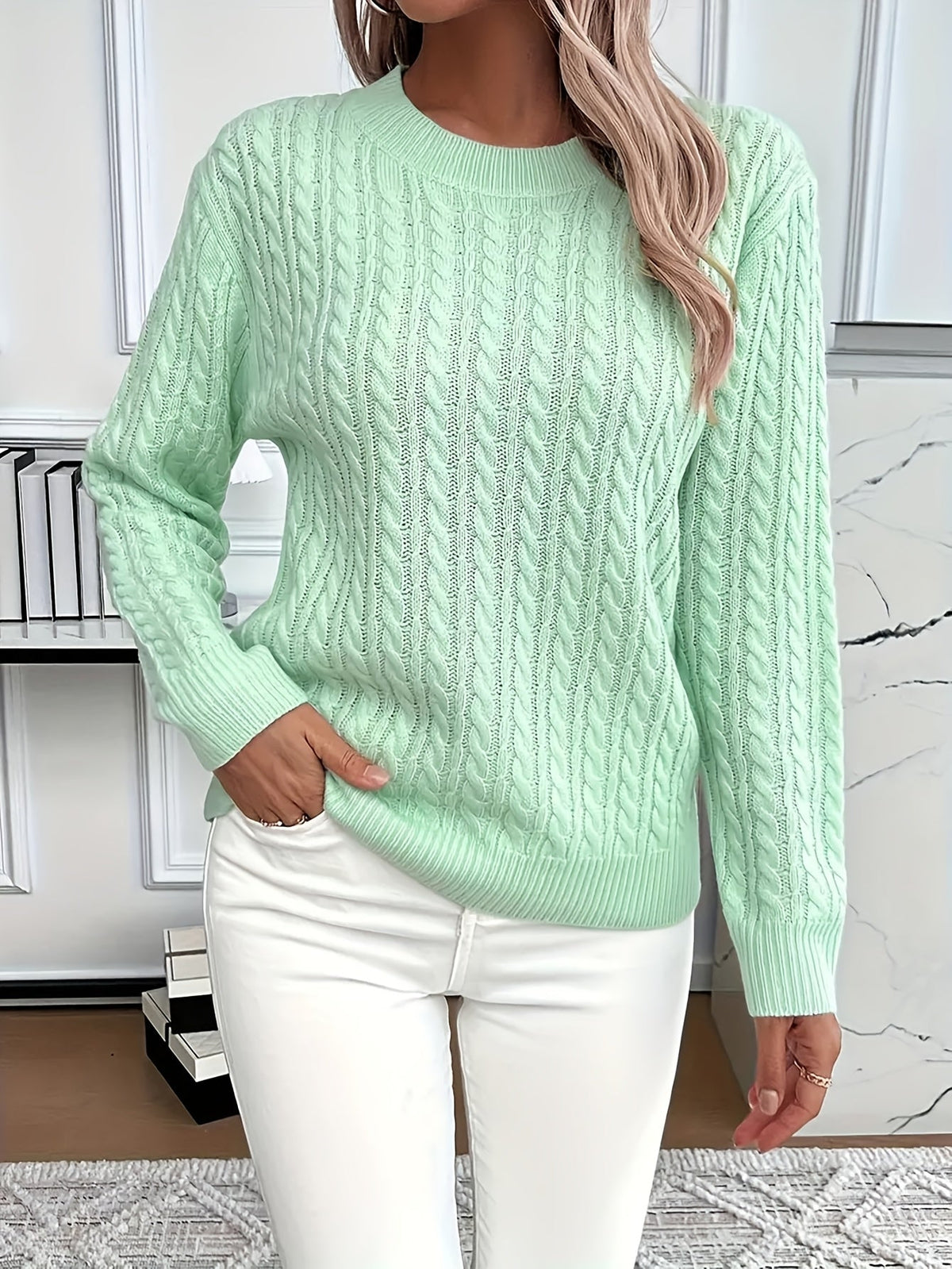 Pullover damski z okrągłym dekoltem i wzorem warkoczy | L&V - 2 - Livia-Moda