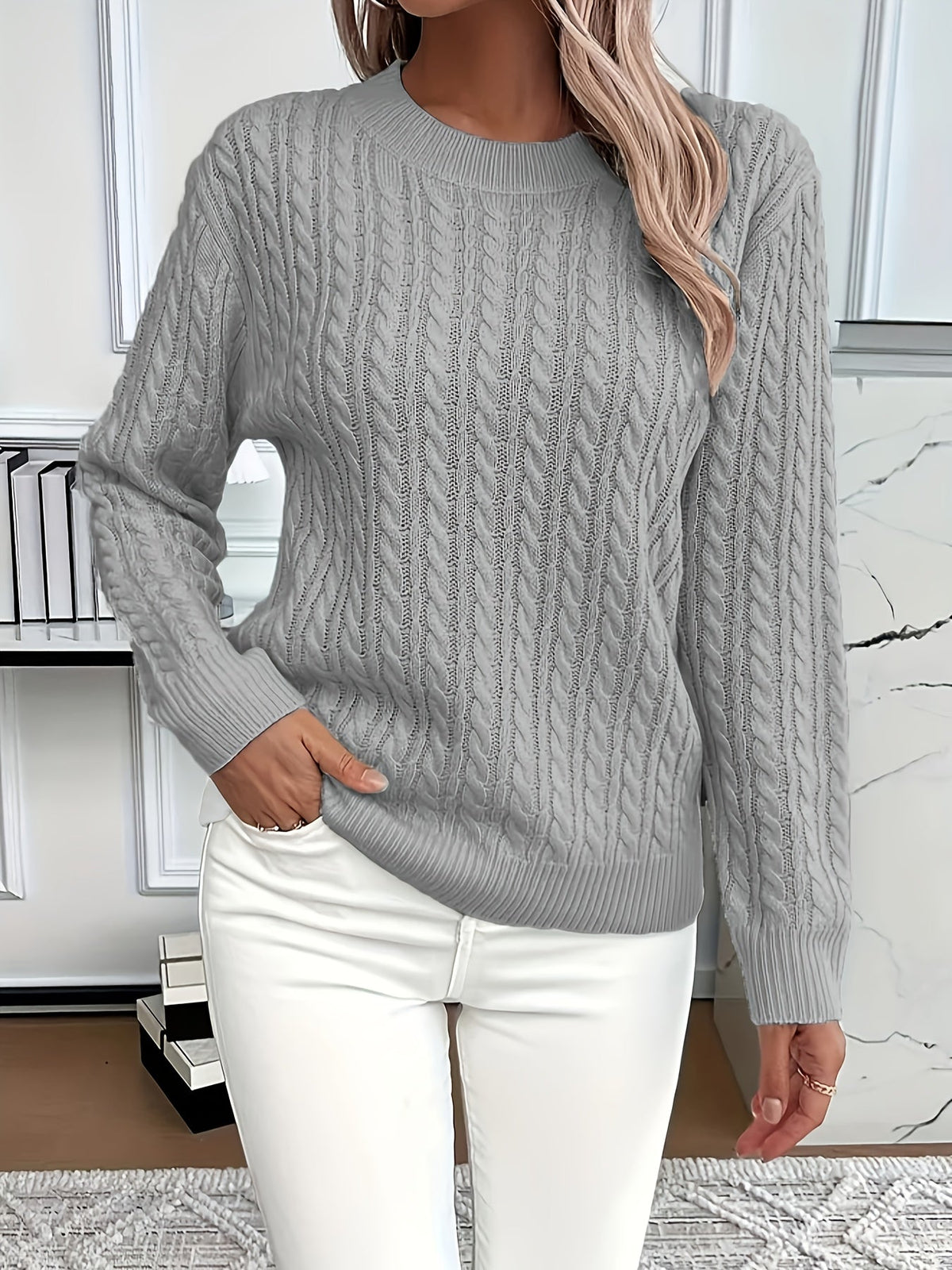 Pullover damski z okrągłym dekoltem i wzorem warkoczy | L&V - 3 - Livia-Moda