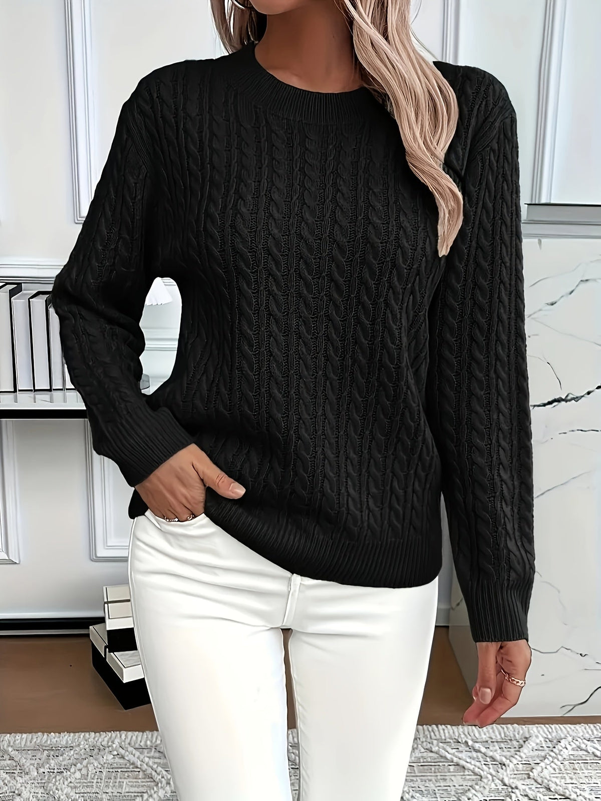 Pullover damski z okrągłym dekoltem i wzorem warkoczy | L&V - 4 - Livia-Moda