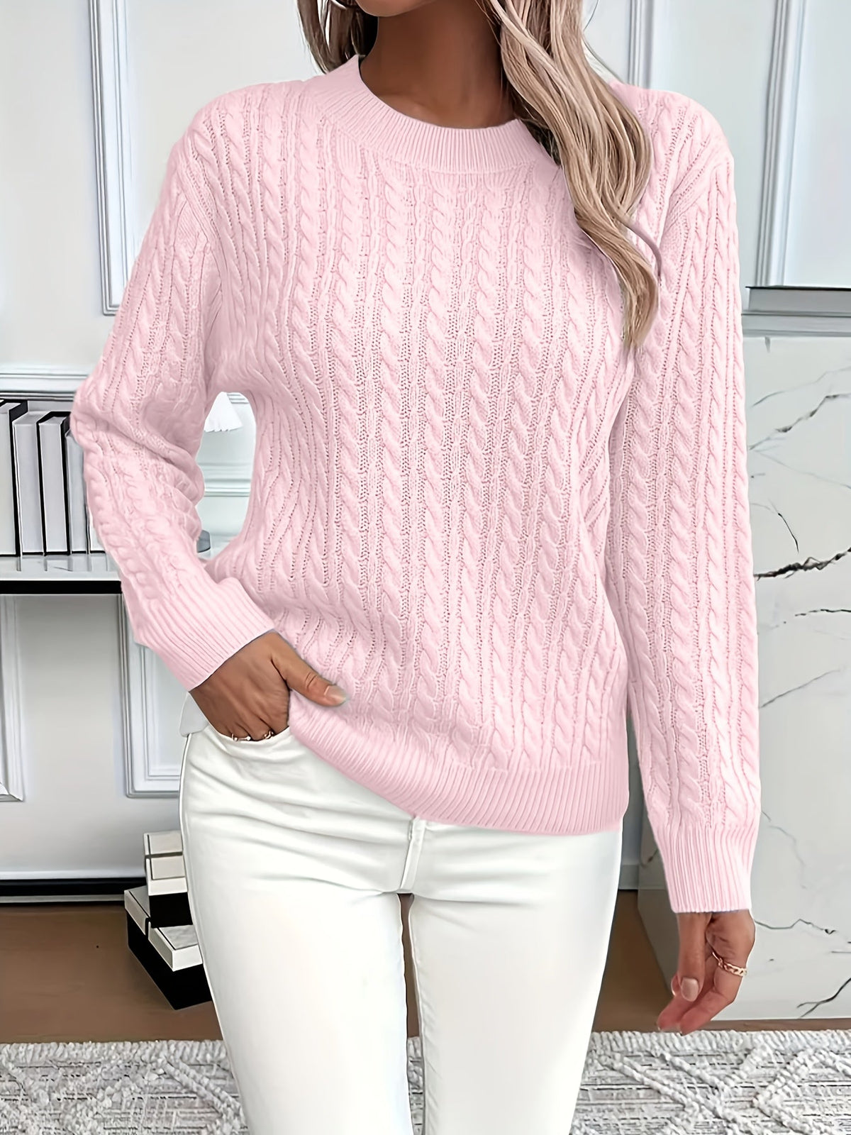 Pullover damski z okrągłym dekoltem i wzorem warkoczy | L&V - 5 - Livia-Moda