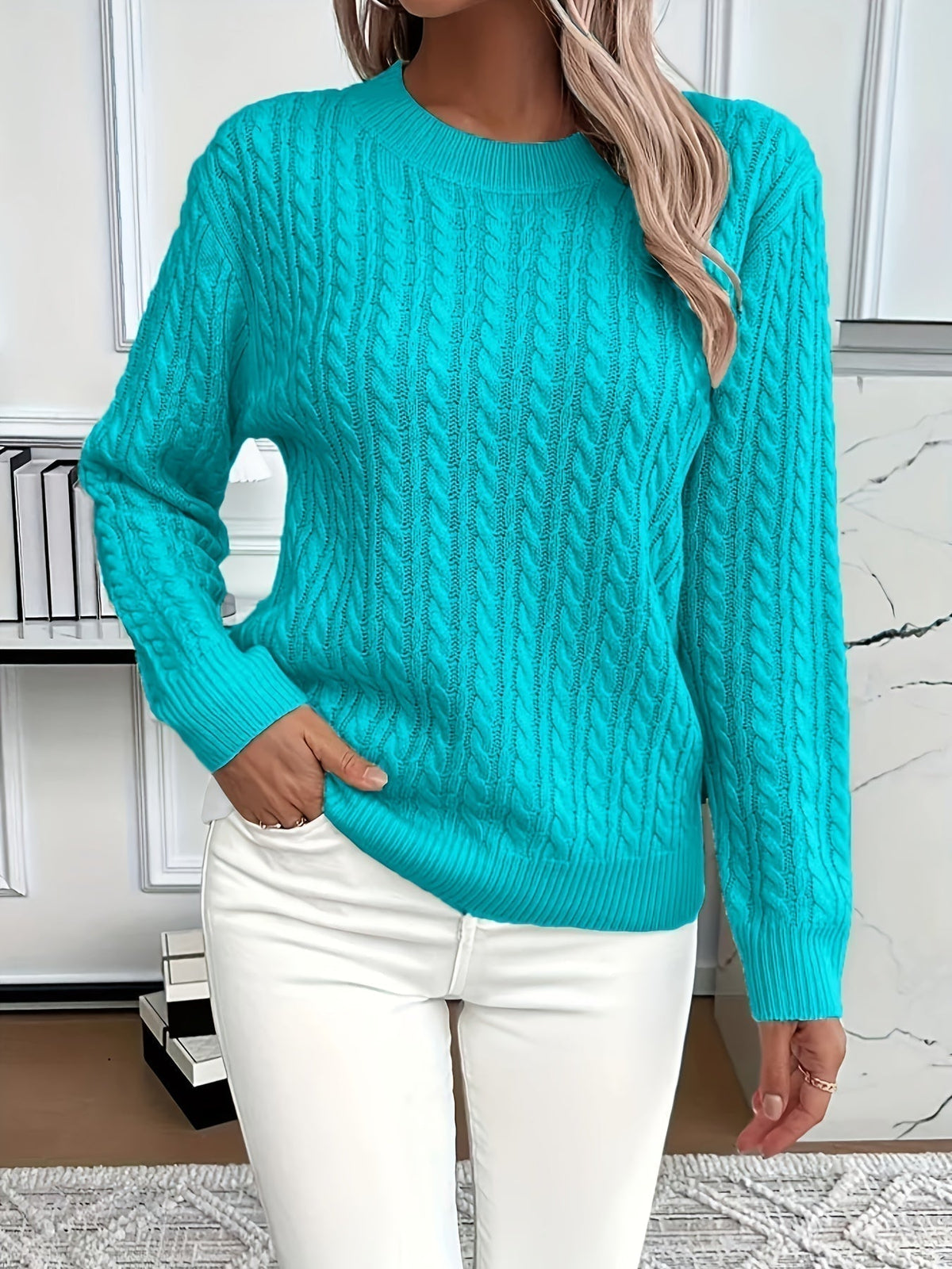 Pullover damski z okrągłym dekoltem i wzorem warkoczy | L&V - 6 - Livia-Moda