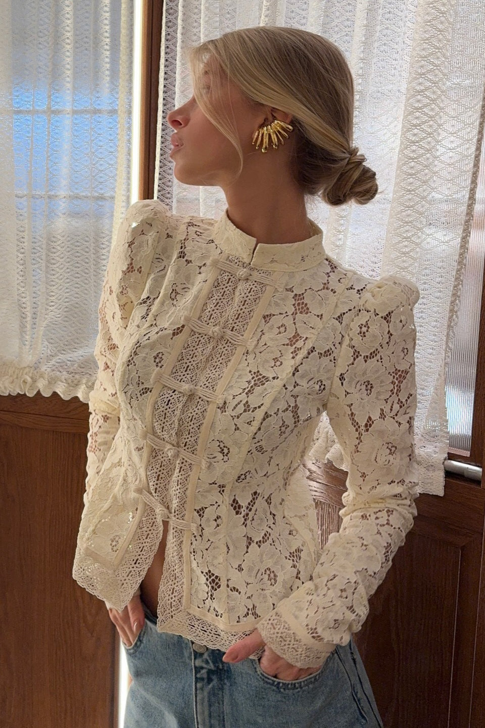 Bluzka damska z kołnierzykiem i dekoracyjnymi detalami | L&V - 1 - Livia-Moda