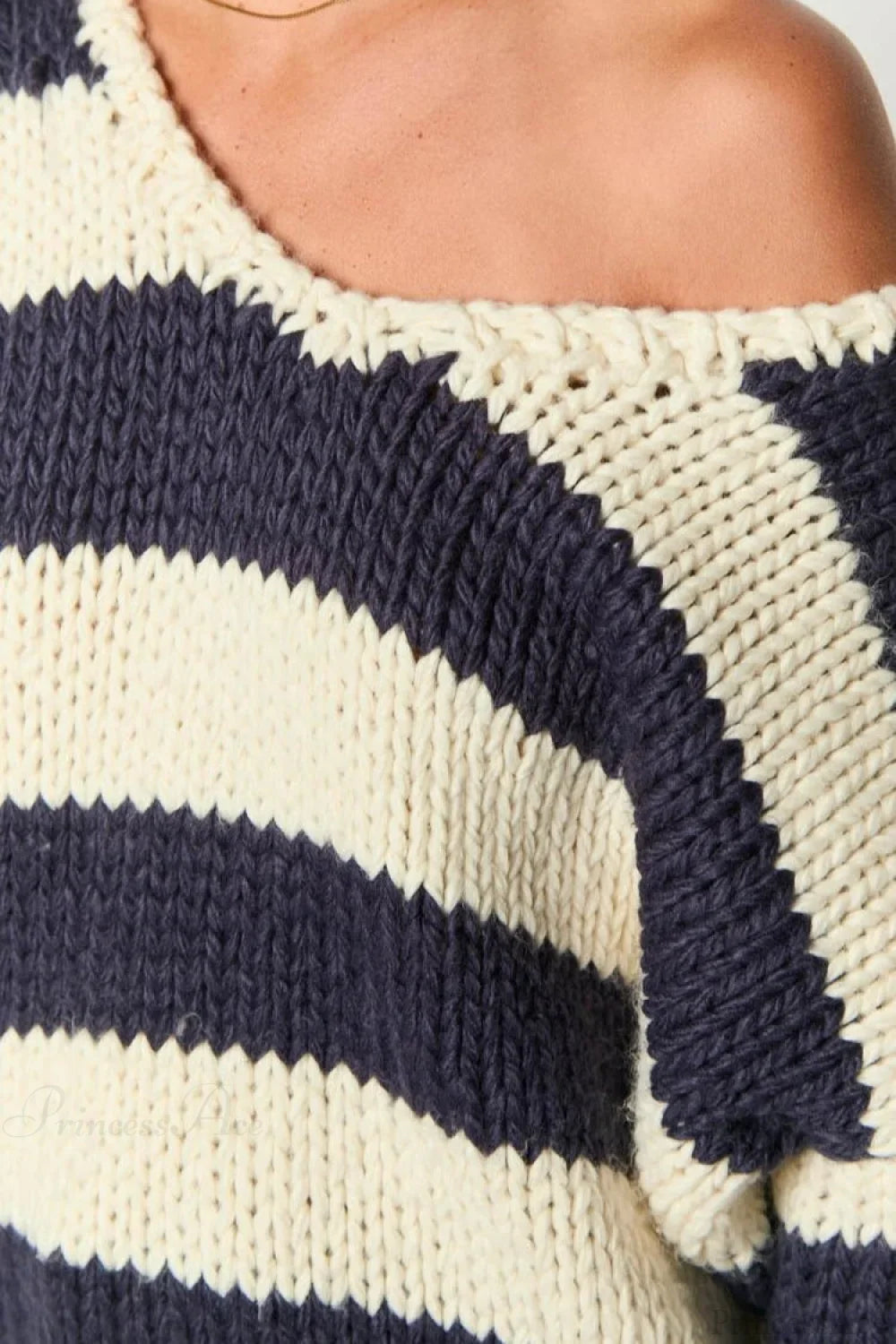 Pullover Damski Oversized z Dekoltem Off-Shoulder i Długimi Rękawami | L&V - 5 - Livia-Moda