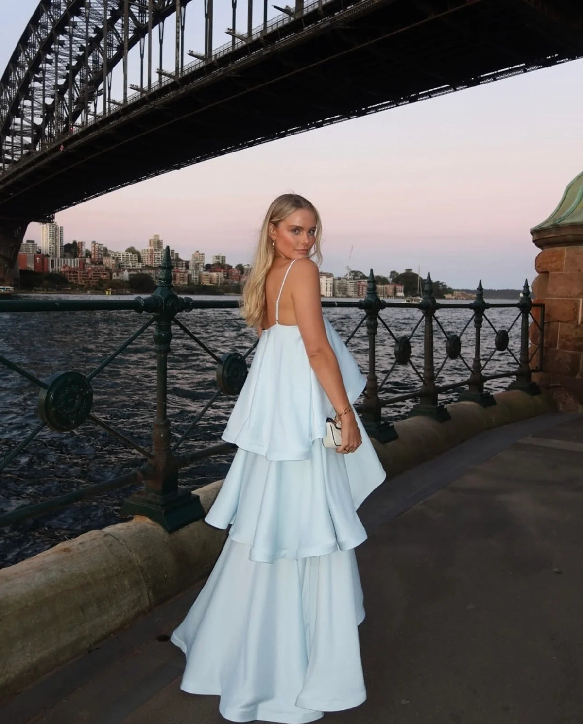 Sukienka maxi damska z falującym krojem i odkrytymi plecami | L&V - 1 - Livia-Moda