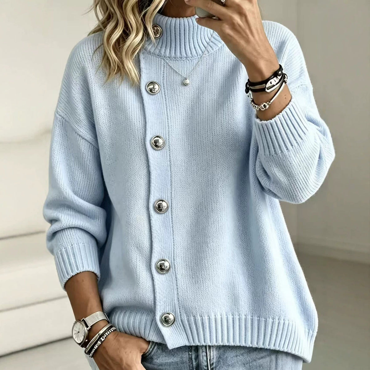 Pullover damski z kołnierzem stójkowym i efektownymi guzikami | L&V - 4 - Livia-Moda
