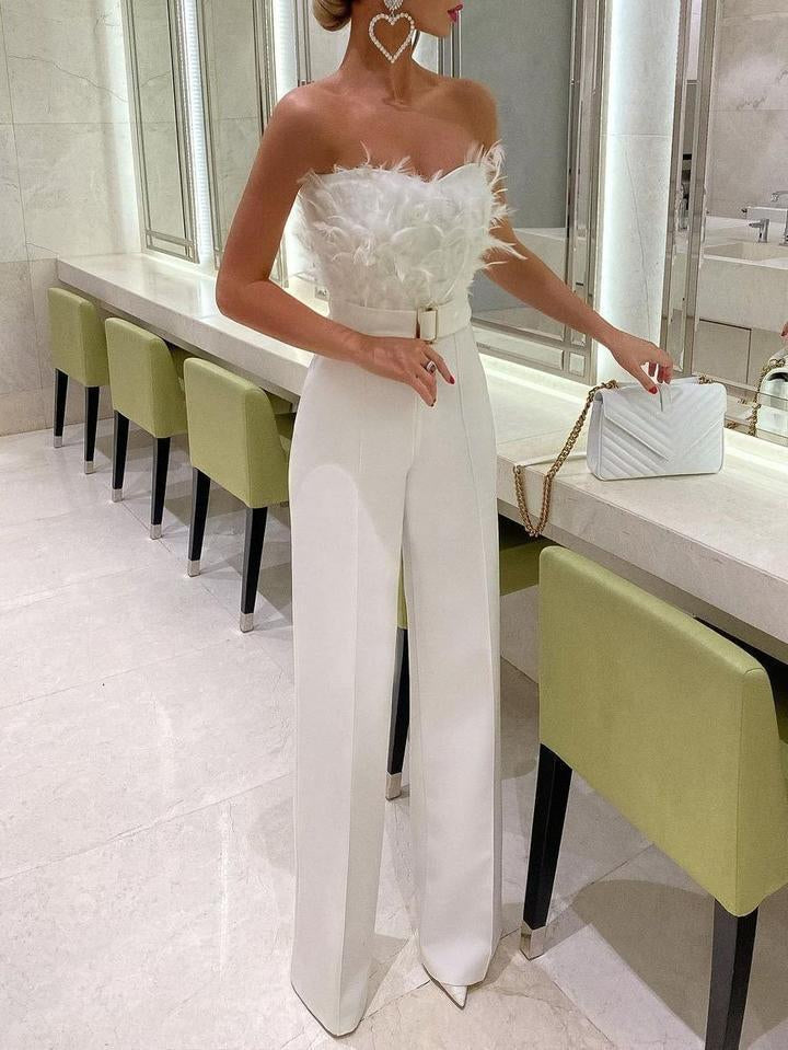 Emilia – Elegancki damski kombinezon bez ramiączek z piórkowym wykończeniem