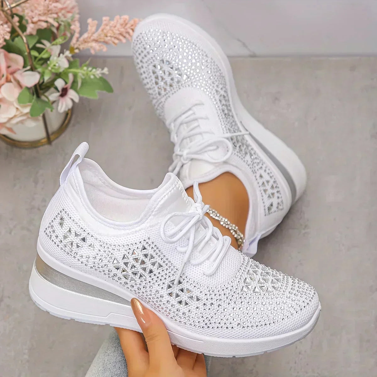Amelia - Damskie białe sneakersy z kryształkami
