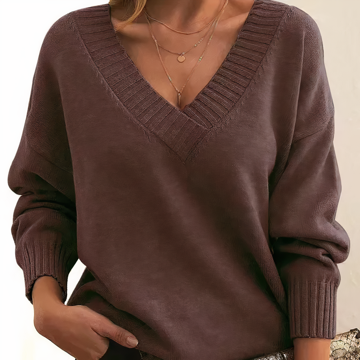 Lidia – Sweter z Dekoltem w Serek Dla Kobiet
