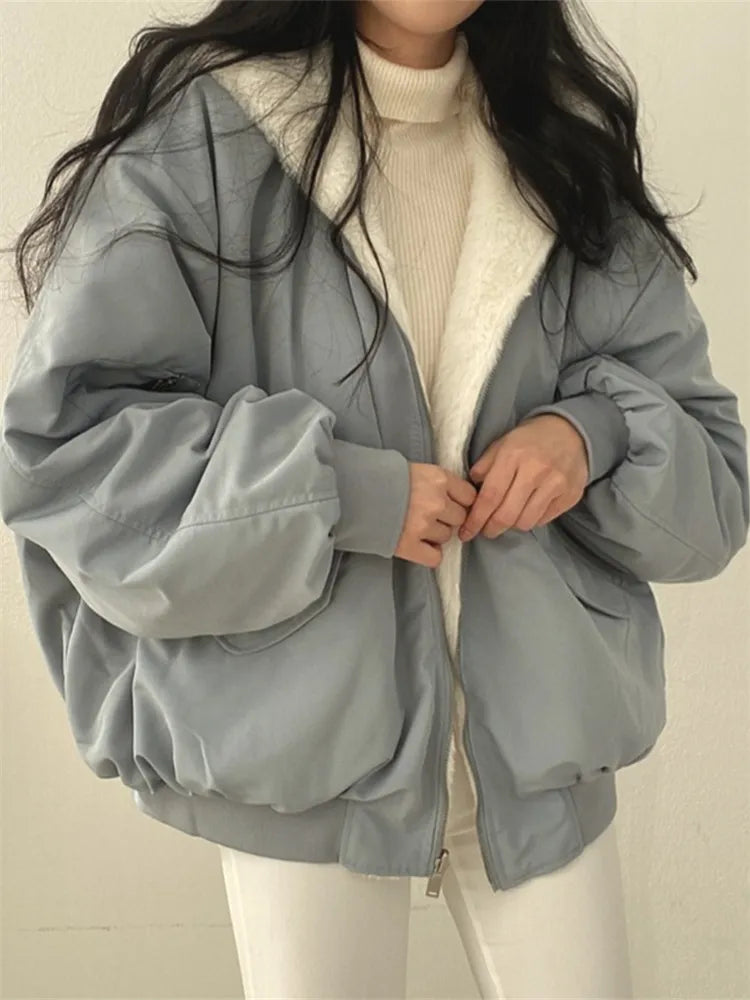 Damska kurtka puchowa w stylu oversize z miękką podszewką ze sztucznego futra - J&B; - 1 - Livia-Moda