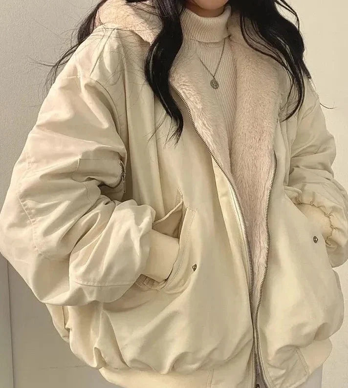 Damska kurtka puchowa w stylu oversize z miękką podszewką ze sztucznego futra - J&B; - 4 - Livia-Moda