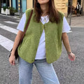 Kamizelka z sztucznego futra dla kobiet, miękka w dotyku, zapinana na guziki - J&B; - 2 - Livia-Moda