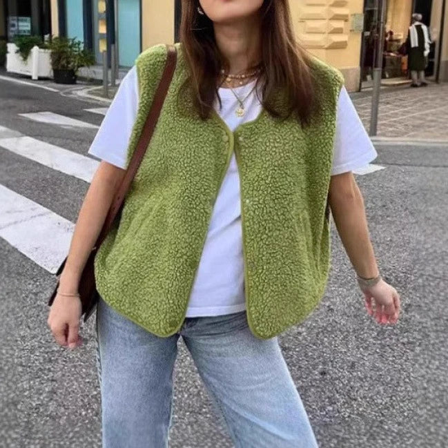 Kamizelka z sztucznego futra dla kobiet, miękka w dotyku, zapinana na guziki - J&B; - 2 - Livia-Moda