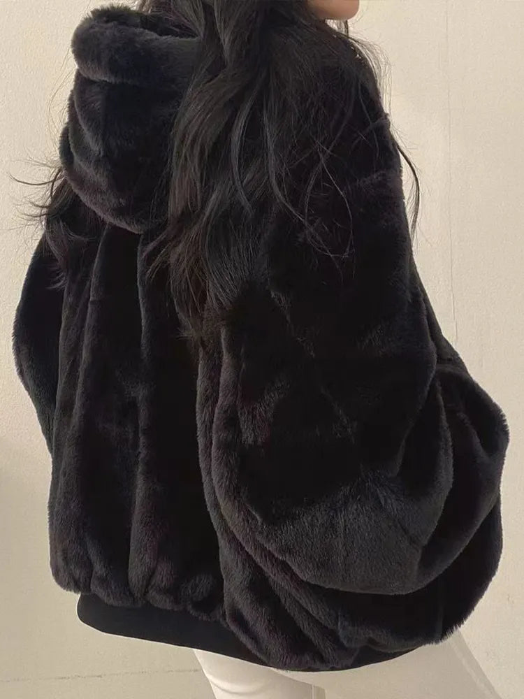 Damska kurtka puchowa w stylu oversize z miękką podszewką ze sztucznego futra - J&B; - 3 - Livia-Moda