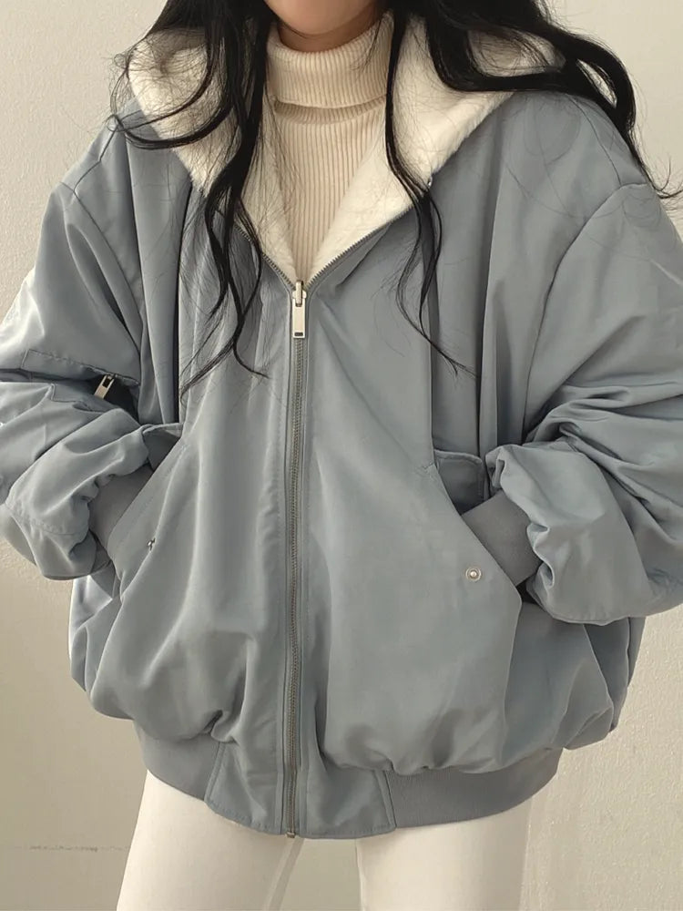 Damska kurtka puchowa w stylu oversize z miękką podszewką ze sztucznego futra - J&B; - 2 - Livia-Moda