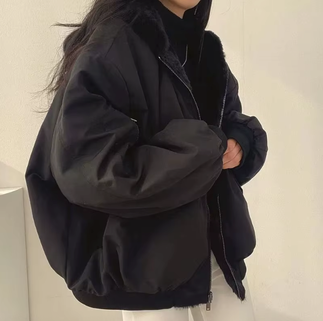 Damska kurtka puchowa w stylu oversize z miękką podszewką ze sztucznego futra - J&B; - 6 - Livia-Moda