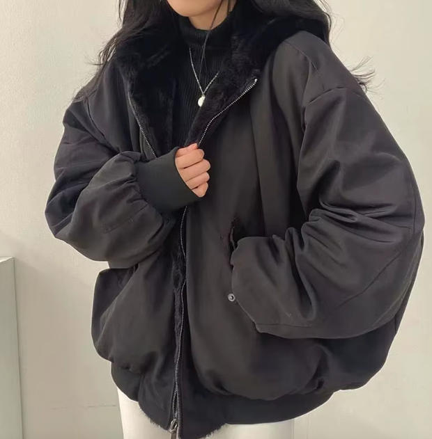 Damska kurtka puchowa w stylu oversize z miękką podszewką ze sztucznego futra - J&B; - 7 - Livia-Moda