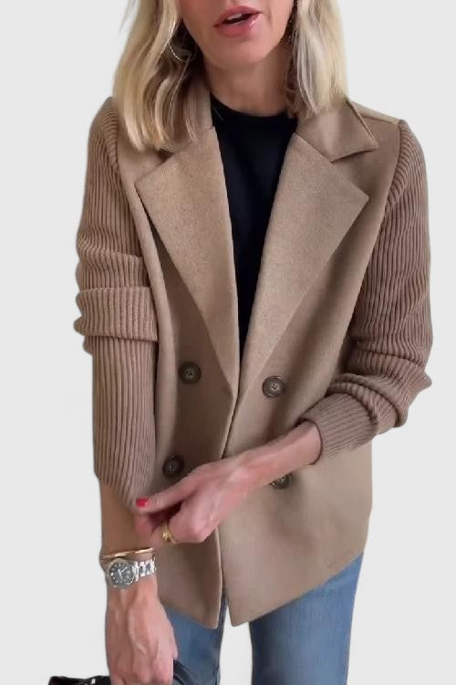 Marisela – Krótki płaszcz z podwójnym zapięciem i dzianinowymi rękawami