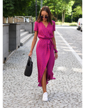 Rückansicht einer Frau in einem rot-blauen Sommerkleid