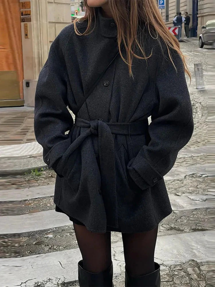 Natalia – Krótki wełniany płaszcz z paskiem i wysoką stójką