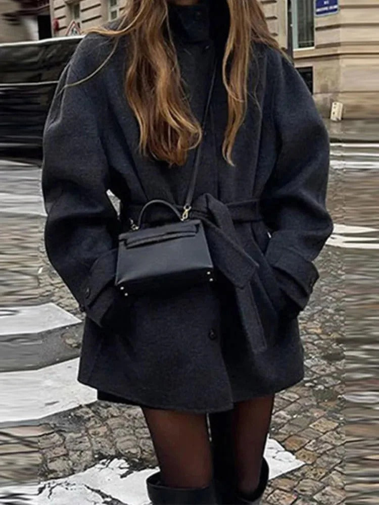 Natalia – Krótki wełniany płaszcz z paskiem i wysoką stójką