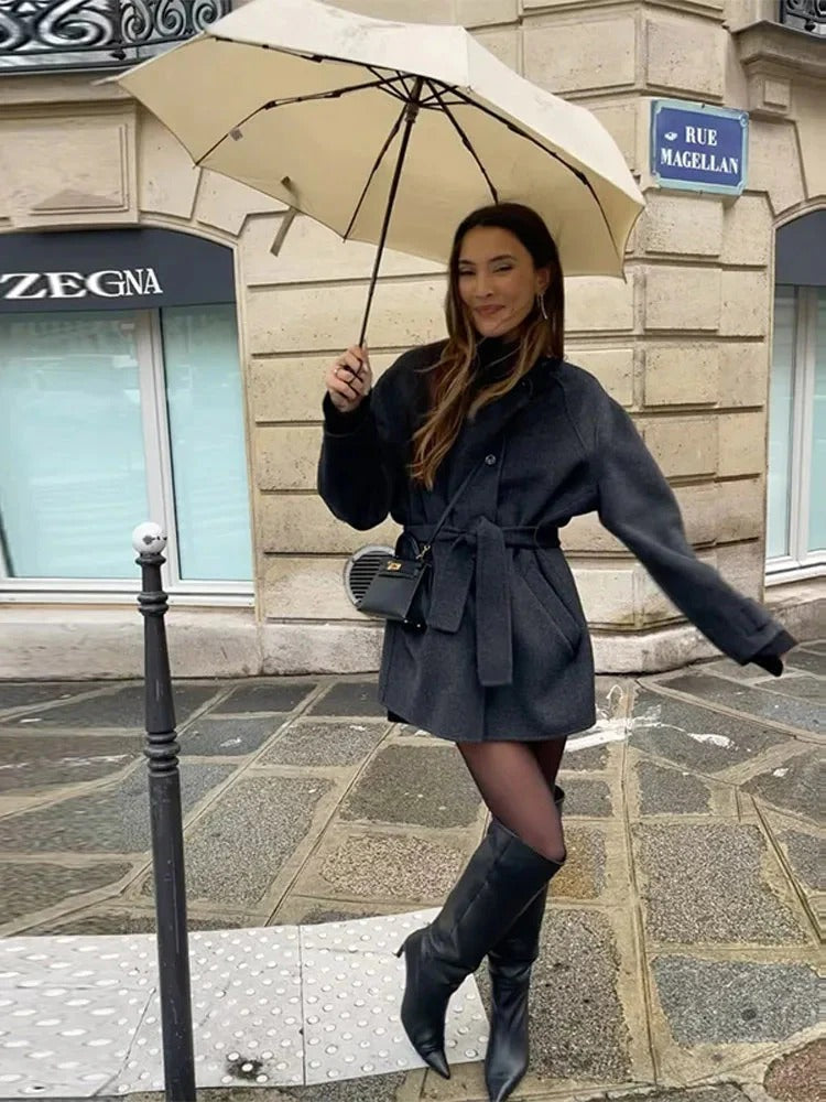 Natalia – Krótki wełniany płaszcz z paskiem i wysoką stójką