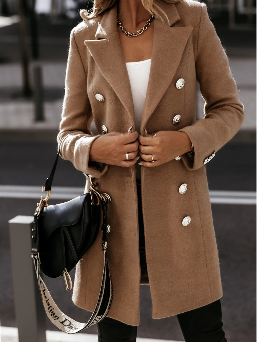 Stilvolle Damenjacke im Doppelreiher-Look mit figurbetonter Silhouette - J&B - 2 - Atelier-Zofia